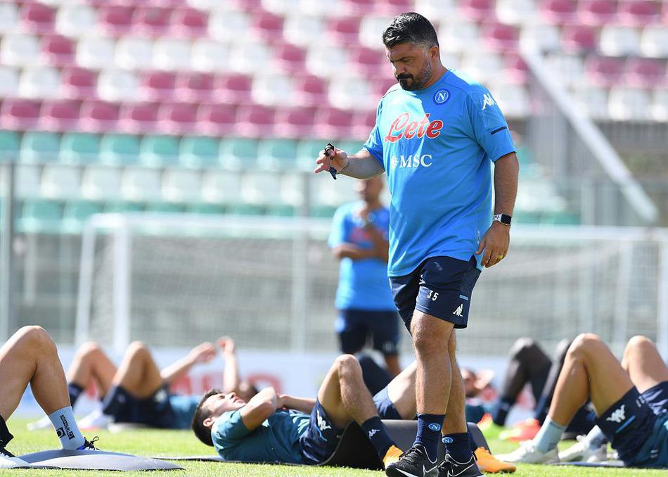 那不勒斯众将正在烈日下进行慢跑热身，眼神专注而坚定，汗水已浸透训练服，为新赛季积蓄能量。