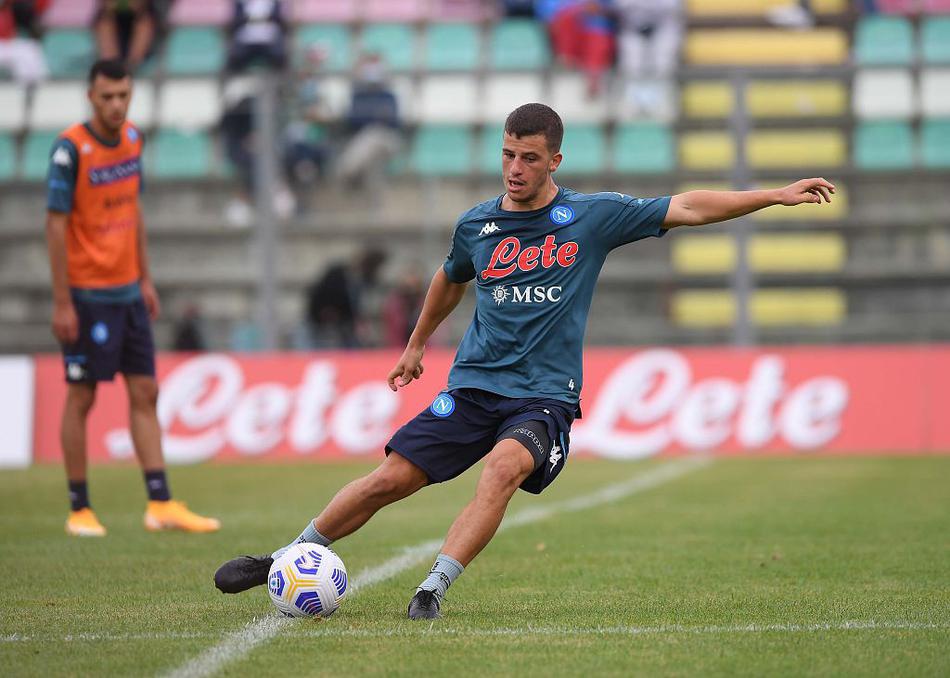 训练尾声，夕阳余晖洒在空荡的看台上。一名球员独自加练着任意球，皮球划出的美妙弧线，寄托着对新赛季的憧憬，也定格了这支蓝军为梦想付出的每一滴汗水。