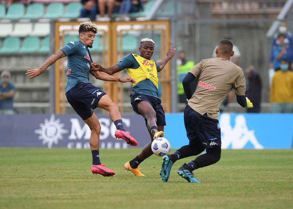 “猎犬”加图索亲自上阵，目光如炬地注视着弟子们的跑位。他双手叉腰的标志性姿态，仿佛在向弟子们下达无声的指令，将铁血精神注入每一次战术演练。