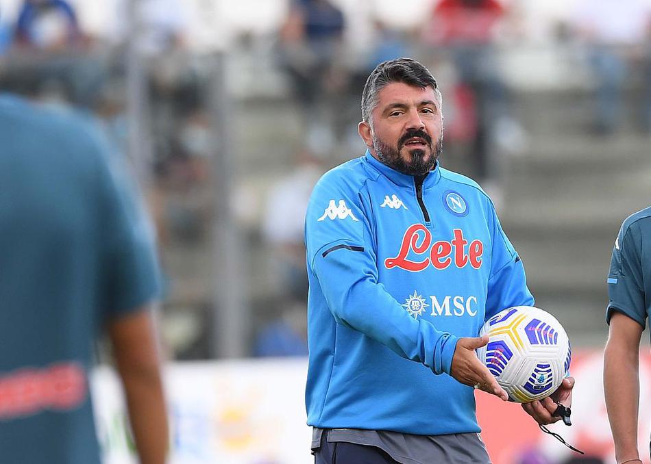 烈日炙烤下的卡尔梅利奥训练中心，那不勒斯将士们正在进行高强度有球训练，湛蓝的战袍在绿茵场上格外耀眼，仿佛预示着新赛季的无限可能。