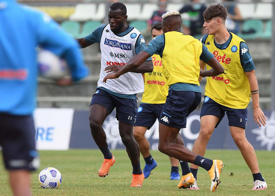 攻防演练进入白热化，球员们在高速对抗中寸土必争。飞扬的草屑和紧绷的肌肉诉说着训练的残酷，这正是为了在未来的十二人大战中能多一分从容。