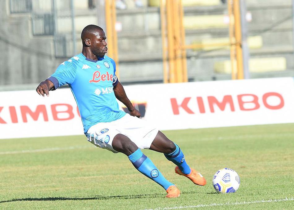 ⚽️ 那不勒斯进攻核心奥斯梅恩（假设）在对方禁区前沿背身拿球，他张开双臂努力扛住身旁贴身逼抢的特拉莫后卫，眼神坚毅地寻找着转身突破或为队友做球的最佳时机。