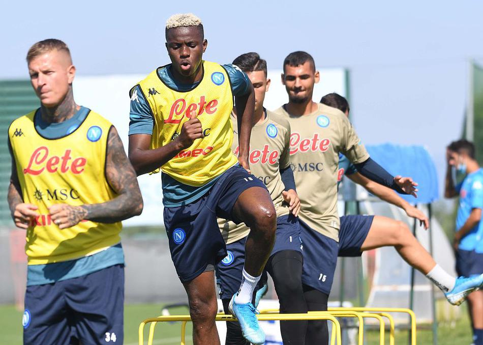 训练场上瞬间变成拳击擂台，身披蓝色战袍的球员张开双臂，以略带夸张的防守姿态封堵队友，仿佛一位经验老到的中场铁闸在实战中寸土必争。