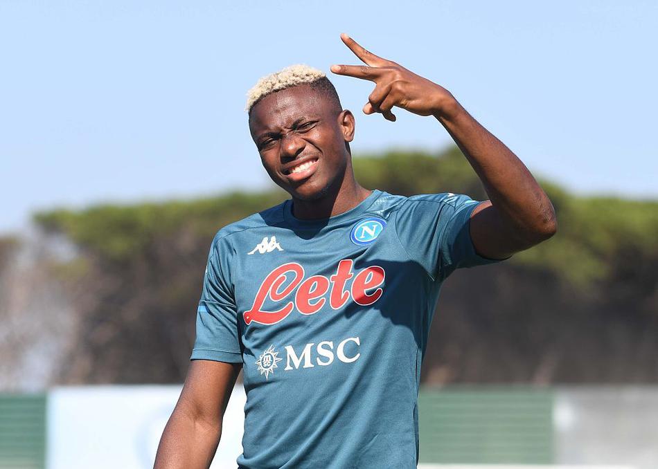 队内对抗赛激烈进行中，一名前锋在贴身紧逼下伸脚争抢球权，他身后防守悍将库利巴利正以标志性的长腿和强壮身体构筑起一道难以逾越的屏障。