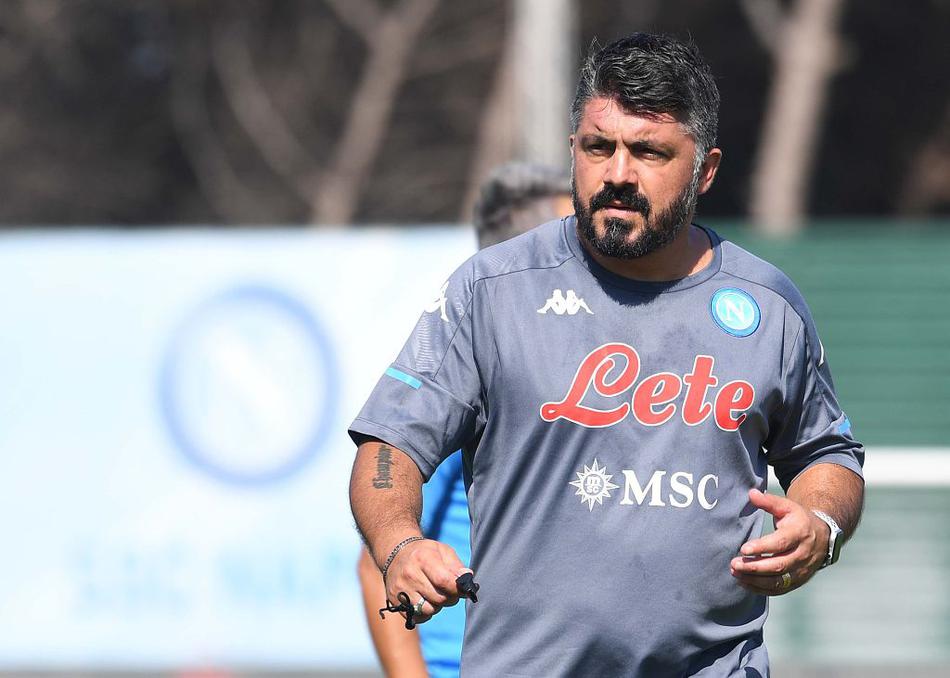 训练尾声，加图索双手叉腰站在场边凝视远方，身后是渐次离开的球员身影，他脸上的坚毅与沉思仿佛已开始推演新赛季对阵尤文、国米等强敌的战术。