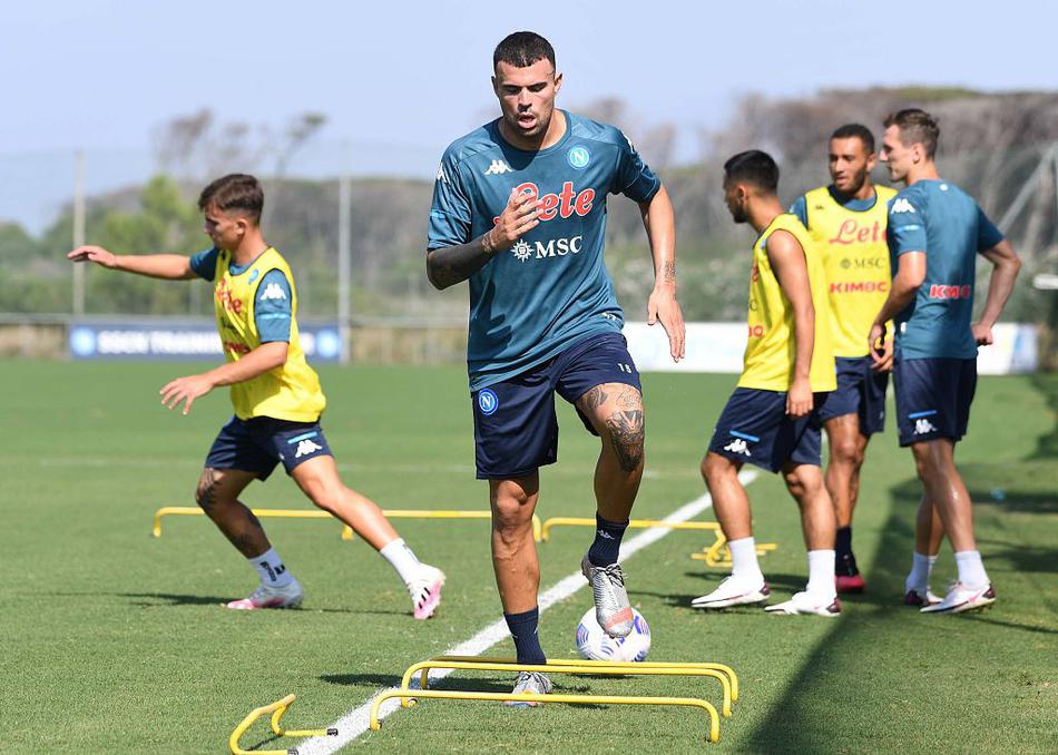 在那不勒斯的晨光中，加图索双手抱胸，眼神如鹰隼般锐利，紧盯场上每一处细节，他的身影在绿茵场上投下坚定的指挥轮廓。