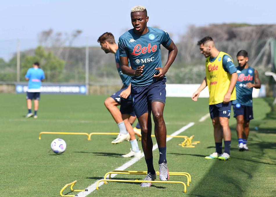 训练场的阳光下，那不勒斯新援奥斯梅恩露出灿烂的笑容，轻松地进行着拉伸放松，青春的朝气与对未来赛季的憧憬写在这位锋线新星脸上。