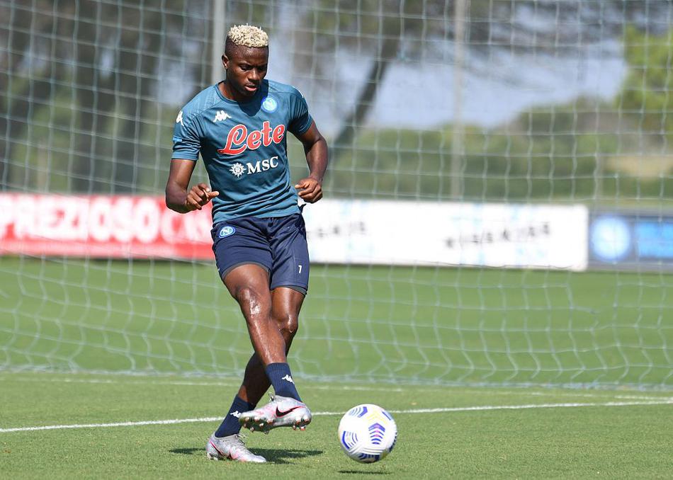 烈日下，那不勒斯球员们围成紧密的圆圈，进行高强度的抢圈训练，皮球在队友间飞速传递，汗水在阳光下闪耀着拼搏的光芒。