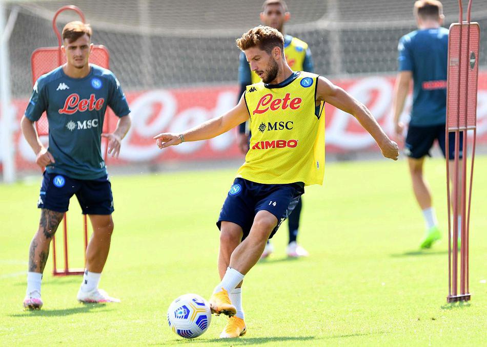 训练场上风云动，队长因西涅以标志性的盘带穿梭于障碍物之间，身姿灵动，如同指挥家手中的魔棒，每一次触球都仿佛在奏响那不勒斯进攻乐章的前奏。