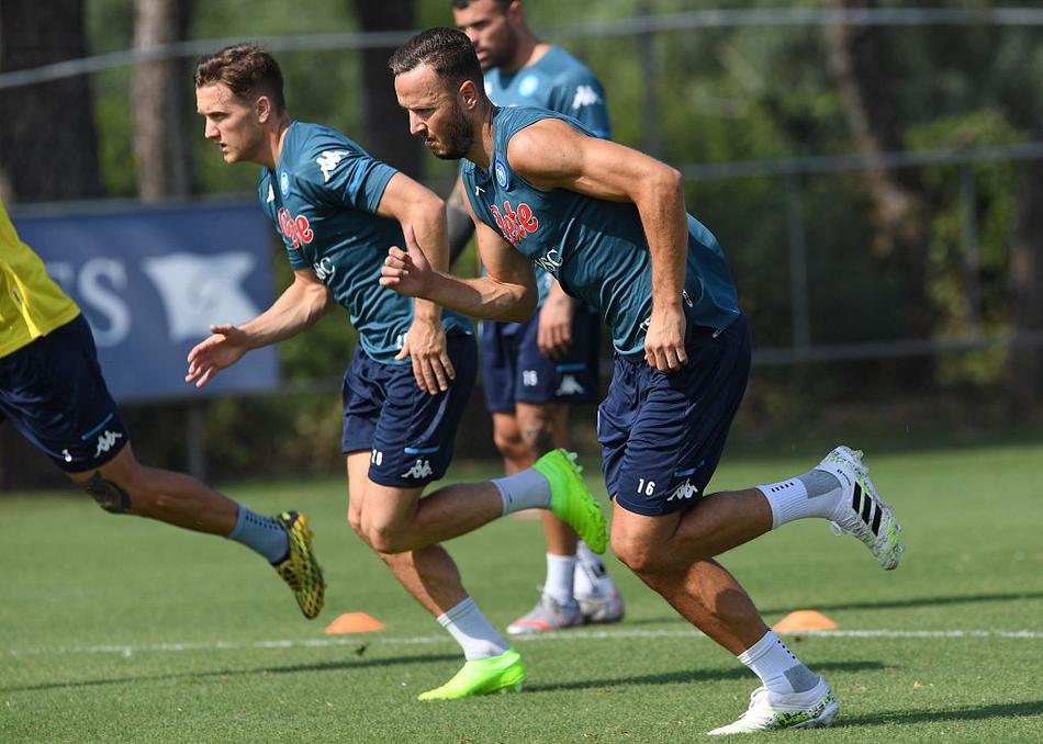 这是力量与技巧的结合，在那不勒斯的训练基地，一名球员正甩开步伐奋力追赶身前的皮球，扬起的人造草皮与专注的神情，无声地诉说着备战期的全力以赴。