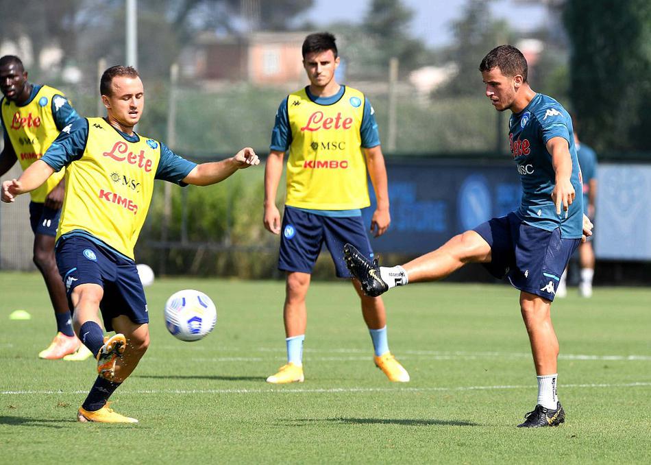 那不勒斯的钢铁防线正在加固，中后卫库利巴利与队友们一字排开，进行防守滑步练习，坚毅的眼神和标准的姿态，铸就了守护球门的蓝色城墙。