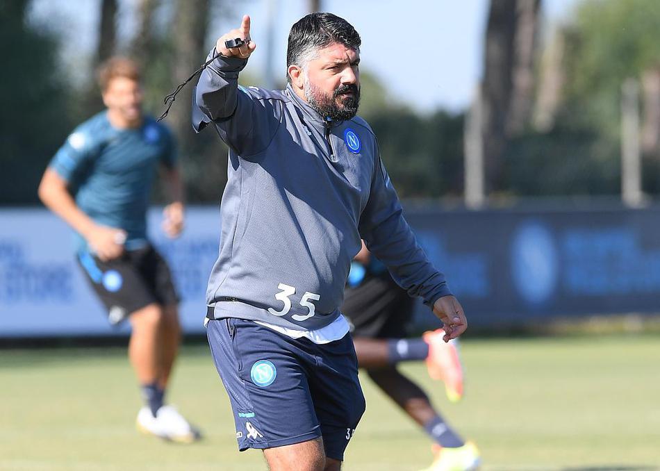 因莫比莱在训练中目光如炬，他专注的神情仿佛已锁定对手球门，脚下的皮球随时准备化作致命一击。