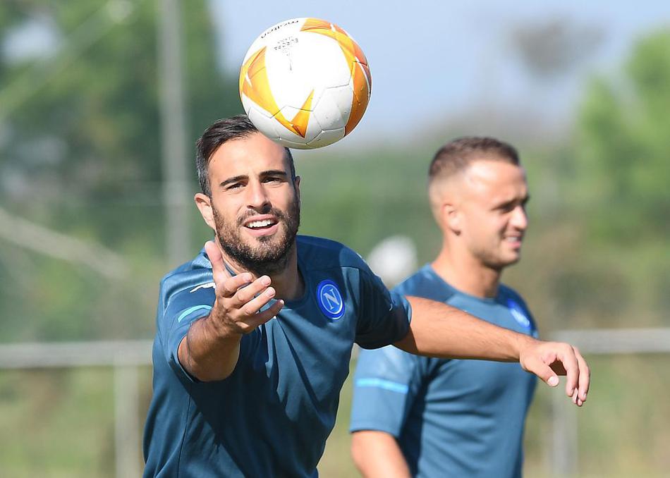 小因扎吉在场边凝神指挥，他的手势是无声的指令，眼神中传递着对胜利的渴求，将他的战术蓝图雕琢在每一名球员心中。