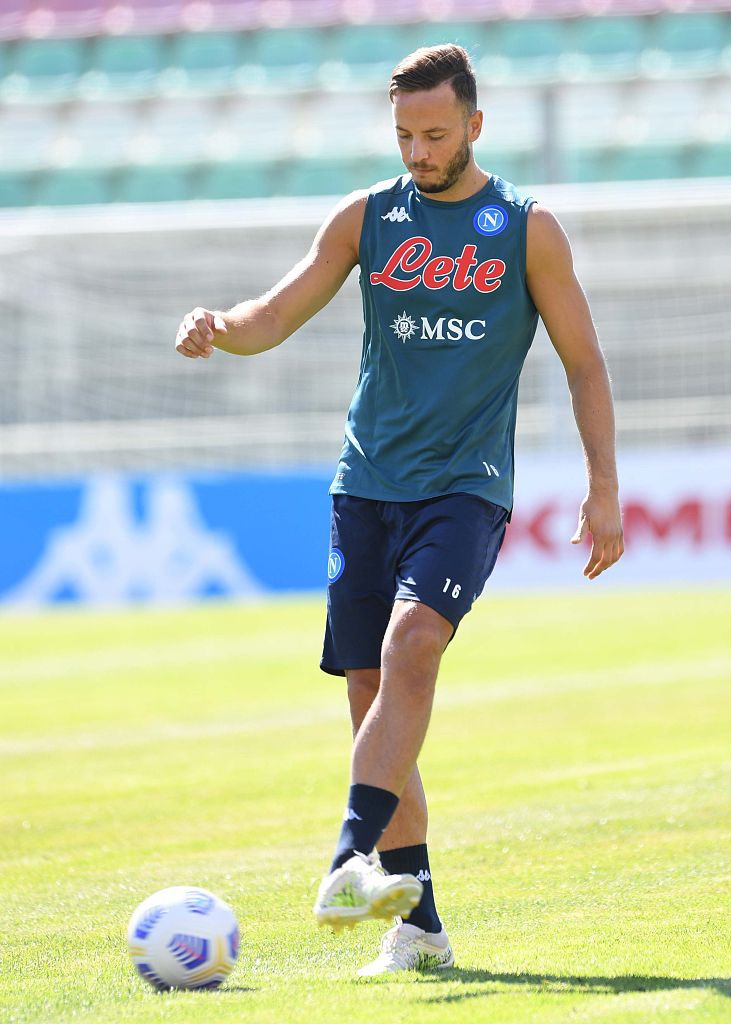 主帅加图索双手叉腰，目光如炬地注视着训练场上的弟子们，他那标志性的激情仿佛随时要点燃整个球场。