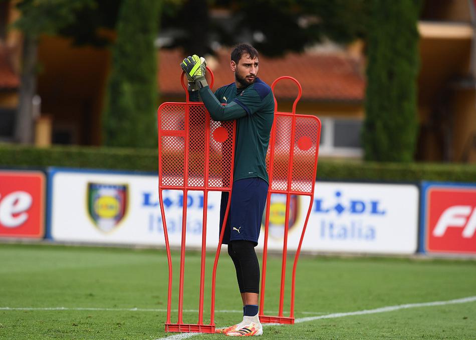 后防领袖博努奇在训练中表情坚毅，正指挥着队友布防。这位身经百战的尤文图斯铁卫，他的呼喊声回荡在训练场上空，用钢铁般的意志为意大利的年轻防线筑起最坚实的屏障。