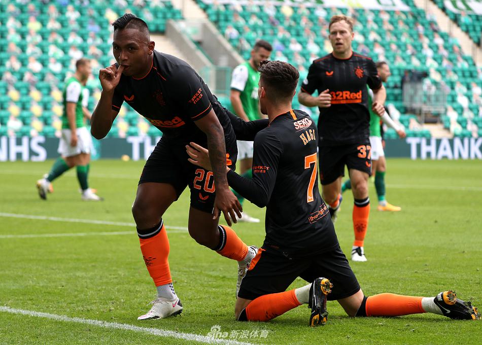 希伯尼安高中锋克里斯蒂安·多伊奇在禁区内高高跃起，力压流浪者后卫，以一记势大力沉的头槌攻门，足球如炮弹般飞向球门。