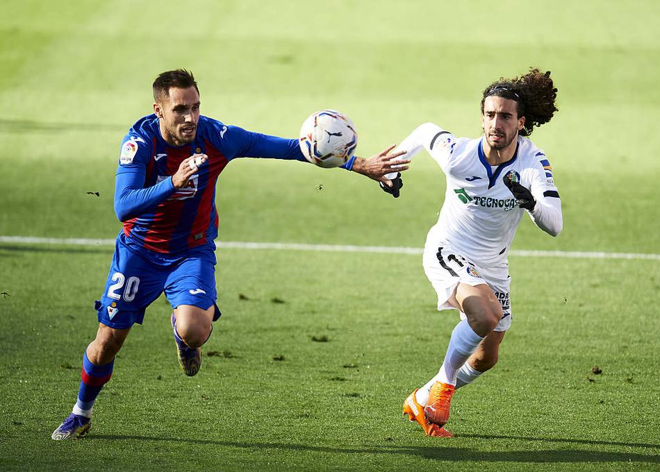 埃瓦尔前锋武藤嘉纪在对方后卫的贴身紧逼下奋力争顶，他咬紧牙关，面部肌肉线条紧绷，将日本球员特有的顽强斗志与拼搏精神在这片西班牙赛场上展现得淋漓尽致。