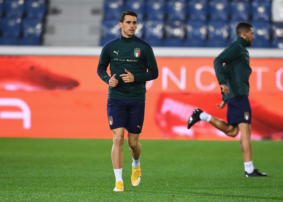 因莫比莱在训练中拔脚怒射，足球如出膛炮弹般飞向球门，门将多纳鲁马飞身扑救，两人在训练中已展现出决战日的剑拔弩张。