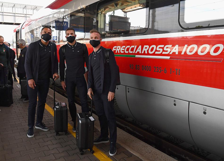 训练场上，因莫比莱目光如炬，他弯弓搭箭，大腿肌肉绷紧，全力轰出一脚势大力沉的射门。皮球如出膛炮弹般飞向球门，定格了这位顶级射手在赛前磨刀霍霍、渴望进球的专注瞬间。