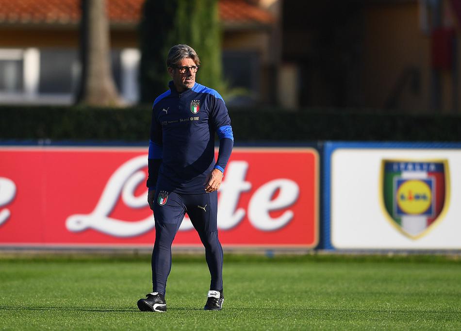 在佛罗伦萨科维尔恰诺基地的阳光下，蓝衣军团将士们正在进行慢跑热身，他们身后是深秋依然翠绿的草坪，身影被拉得很长，仿佛诉说着备战期的宁静与力量。