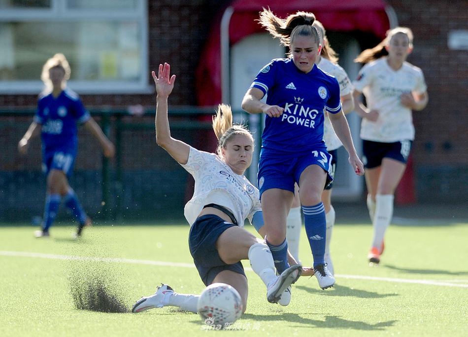 在法利路球场的绿茵场上，曼城女足球员迪米·斯托克斯眼神坚毅，她正蓄势待发，准备以一记精准的传球撕开莱斯特城女足的防线。