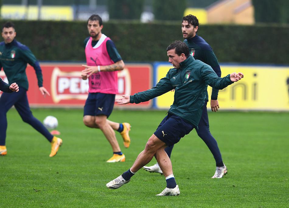 洛伦佐·因西涅在战术训练中突然启动变向，他矮小的身躯里蕴藏着巨大的能量，急停转身间便甩开了盯防的队友，展现着意大利足球的灵动与狡黠。