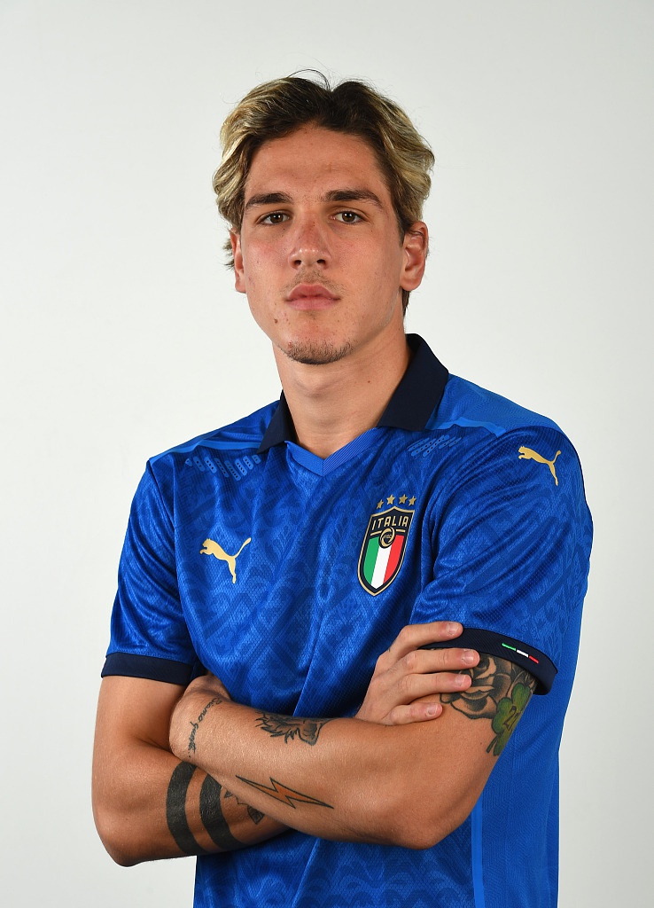 中场球员尼科洛·巴雷拉在镜头前留下帅气影像，自信的笑容中透露出未来顶级中场的潜质。