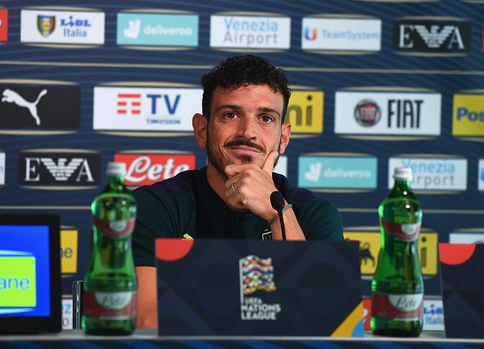 意大利国家队发布会全景，众多媒体记者将现场围得水泄不通，聚焦蓝衣军团的欧国联赛前动态。