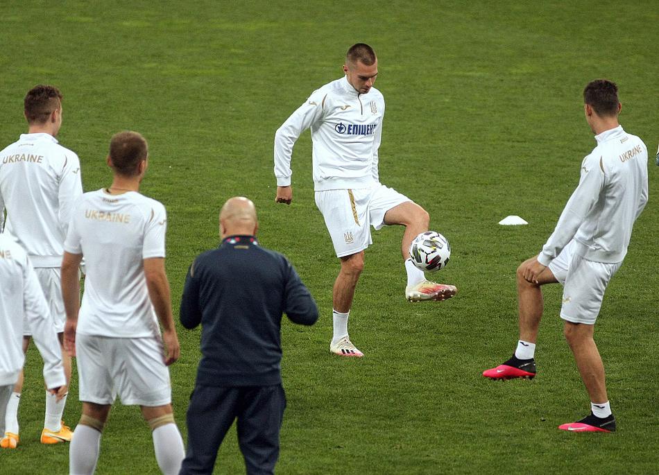 训练场边，主帅舍甫琴科双手抱胸，目光如炬地注视着场上的每一个细节。这位曾经的“核弹头”正在用自己的智慧，为这支残阵之师注入强大的精神力量。