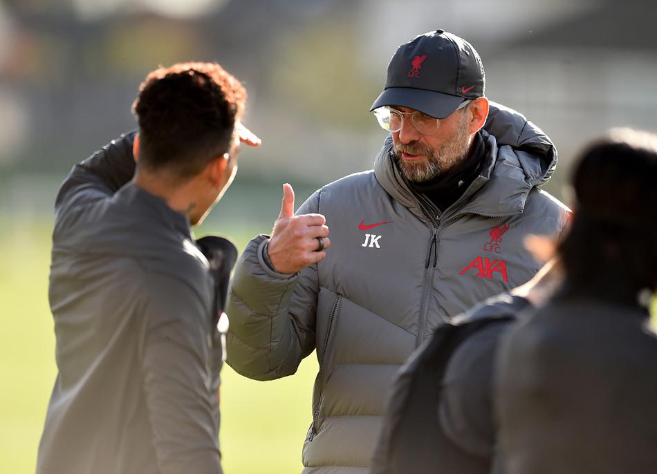 萨拉赫脚下灵活，连续做出踩单车动作，轻松晃过防守队员后送出一记精准传中，引得场边一阵喝彩。