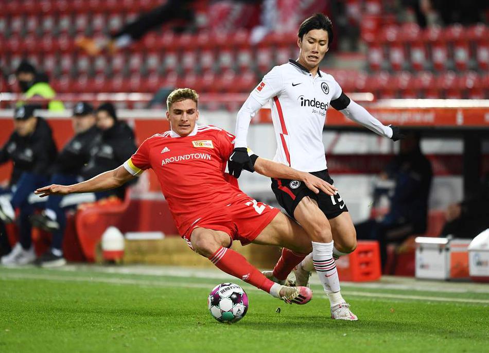 安德里希开场闪电破门后，与柏林联合队友们在球迷山呼海啸般的欢呼声中激情拥抱，开启了这场进球盛宴的序幕。