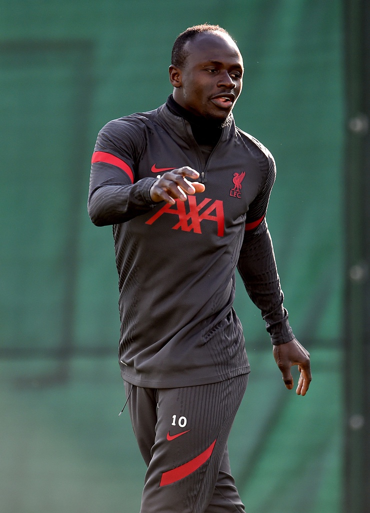 队长亨德森目光如炬，在训练中大声呼喊，指挥着队友的跑位，领袖气质尽显无遗。