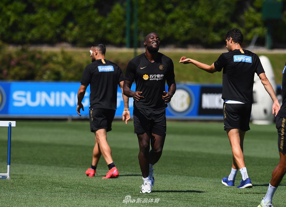 在抢圈训练中，一名球员动作敏捷地伸脚断球，皮球在几名队员之间快速传递，专注的眼神和紧绷的肌肉线条，展现了训练课的紧张节奏和极高强度。