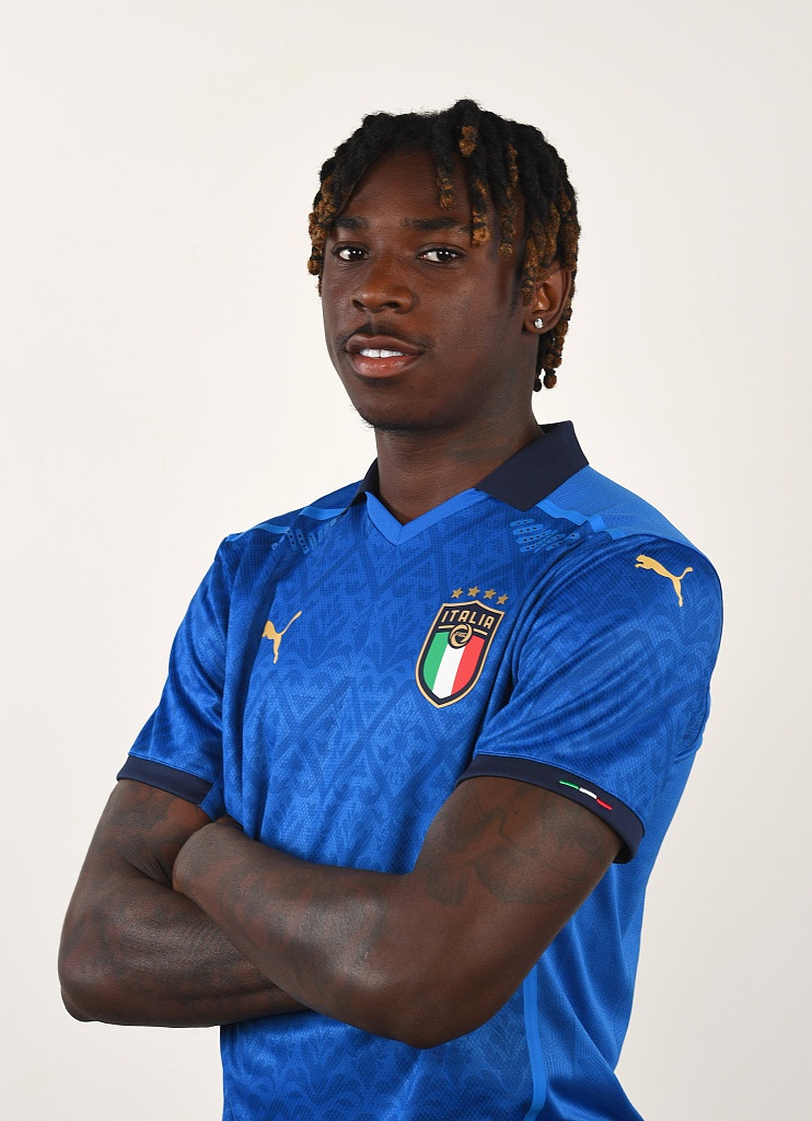 中前场球员洛伦佐·因西涅侧身凝视，专注的神情仿佛正在观察球场上的空当，准备送出致命一传。