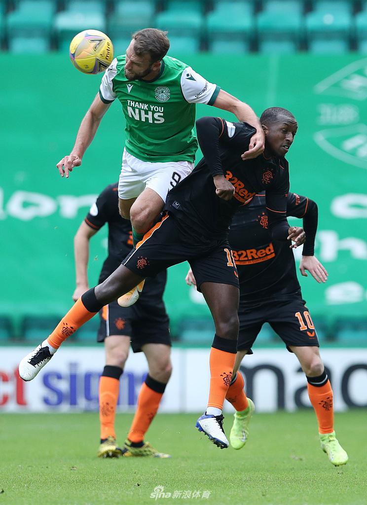 流浪者主教练史蒂文·杰拉德在场边眉头紧锁，双手插兜，眼神中透露出对场上局势的焦虑与不甘。