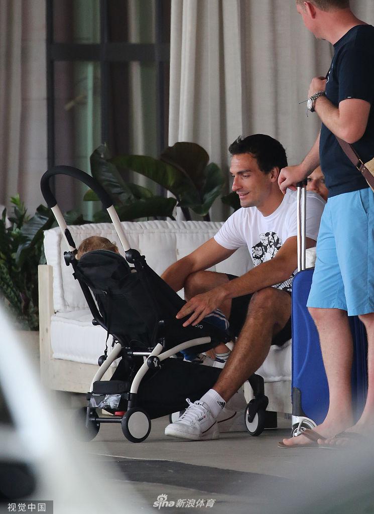 潮水退去的沙滩如镜面般倒映着晚霞，胡梅尔斯一手牵着儿子，一手搂着凯茜，三人的背影在夕阳下拉得很长很长，仿佛就这样，可以一直走向时间的尽头。