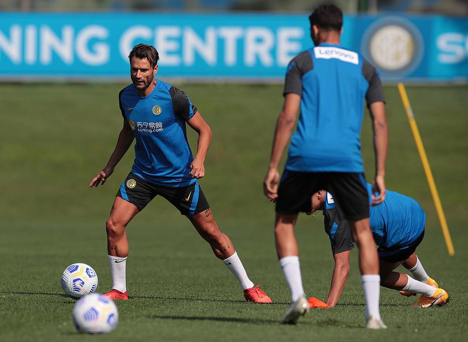 训练场上，几名队友围成一圈进行着抢圈游戏，球在快速的传递中穿梭，欢笑声与呐喊声交织，团队默契在轻松的氛围中悄然生长。