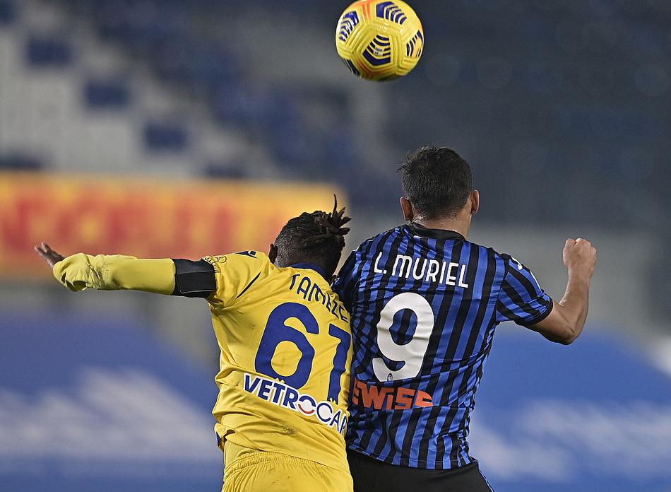 比赛尾声，维罗纳球员扎卡尼接维洛索精妙过顶传球，反越位形成单刀之势，面对出击的门将他冷静推射远角，皮球应声入网，维罗纳替补席瞬间沸腾，球员们狂奔庆祝这场伟大的客场胜利。