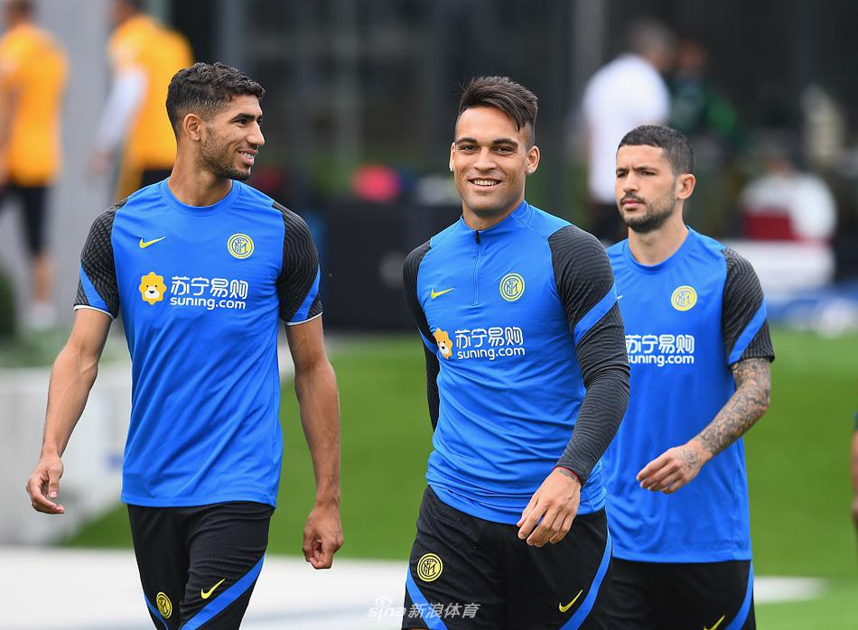 孔蒂在场边目光如炬，双手比划着战术，向场上弟子们传递着不容置疑的指令，夕阳余晖勾勒出他坚毅的轮廓。