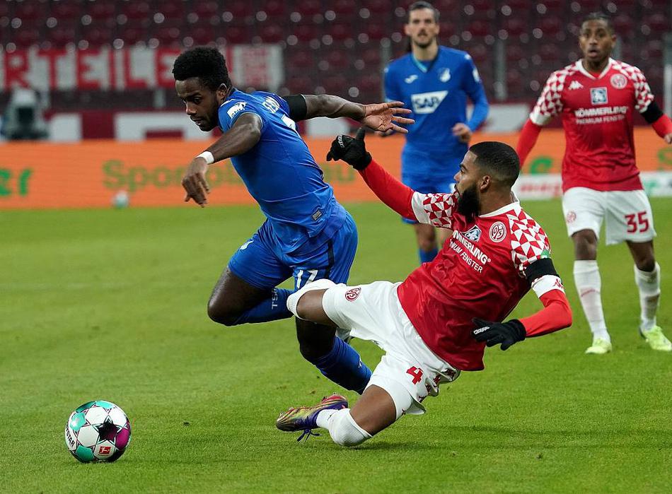 霍芬海姆球员比博破门瞬间，皮球应声入网，他身后的美因茨防守球员面露遗憾，门将则只能望球兴叹。