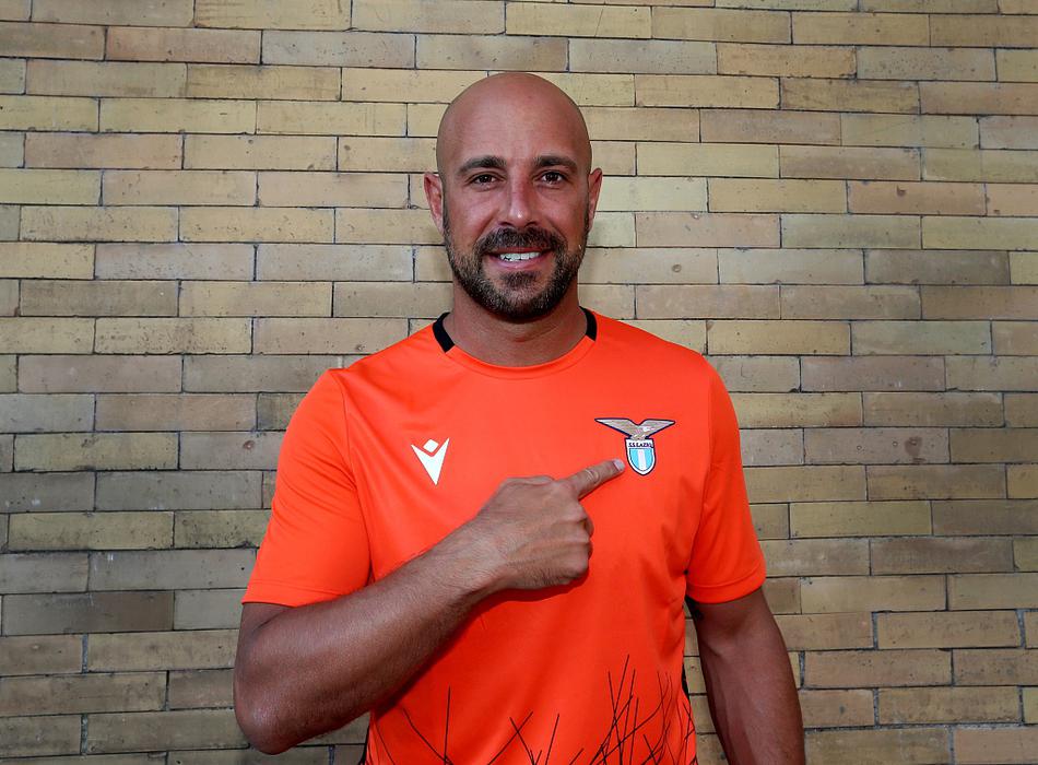 体检结束后，雷纳在诊所门口驻足，他的眼神坚定地望向远方，仿佛已迫不及待地想要穿上拉齐奥的战袍，守护蓝鹰的球门。