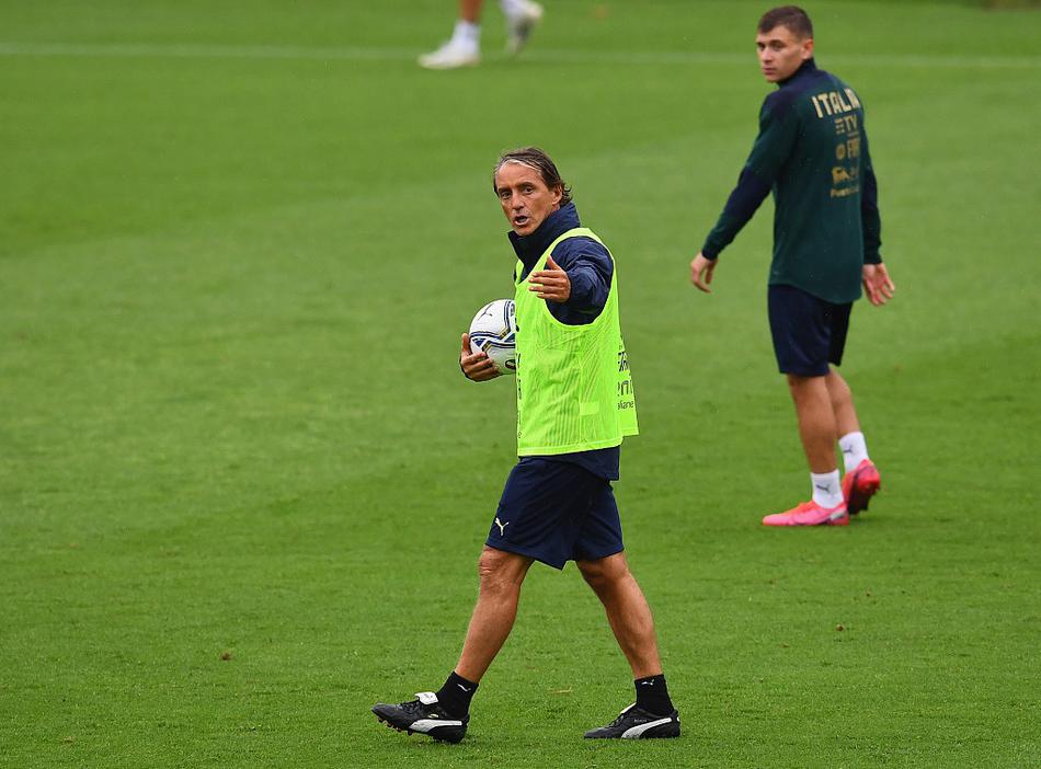 防守悍将们在抢圈游戏中全神贯注，基耶利尼与博努奇领衔的防线一如既往地稳固，他们是蓝衣军团最可靠的基石。