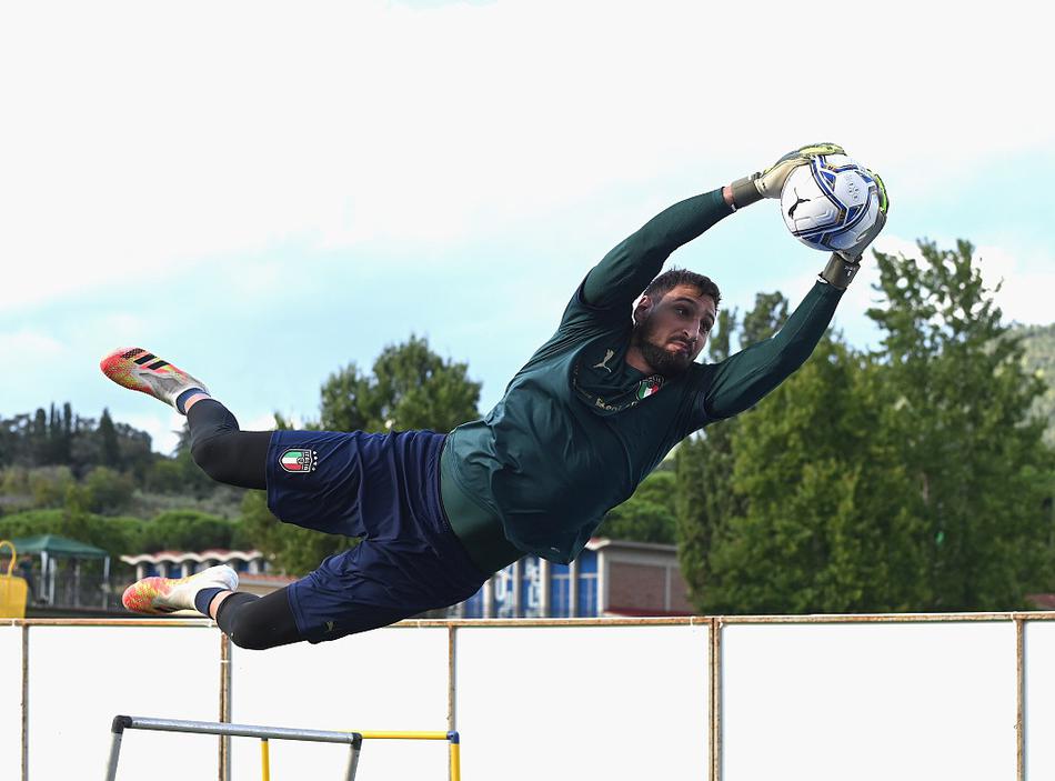 训练场上，多名意大利球员在进行高速奔跑中的传接球配合。人影交错，皮球快速流转，模糊的动感画面淋漓尽致地展现了蓝衣军团训练的高强度和团队默契，一场大战即将来临。