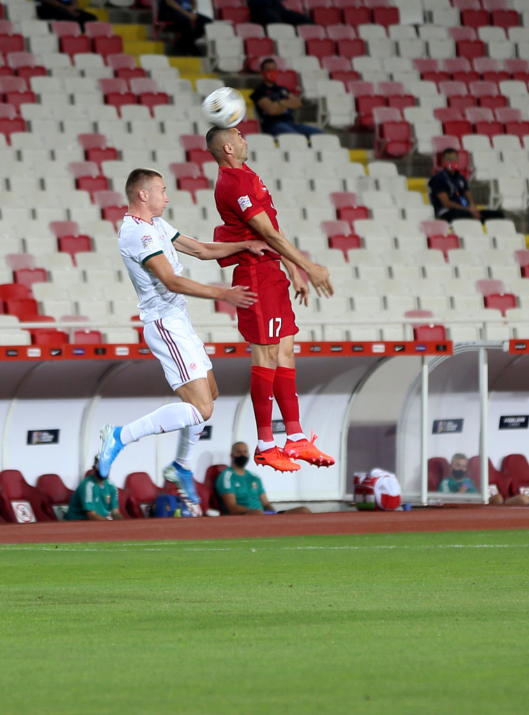 土耳其球员眼神空洞，难掩空场下的茫然与焦虑