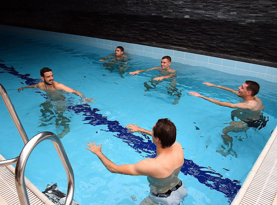 洛卡特利在训练中轻巧卸球，朝气蓬勃，预示着意大利足球光明的未来