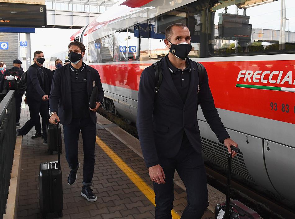 夕阳的余晖为科维尔恰诺训练基地的草坪镀上一层金边，球员们正在进行放松恢复。跑动的身影与长长的影子交织在一起，这充满宁静与美感的画面背后，是他们为迎接硬仗所付出的艰苦卓绝的努力。