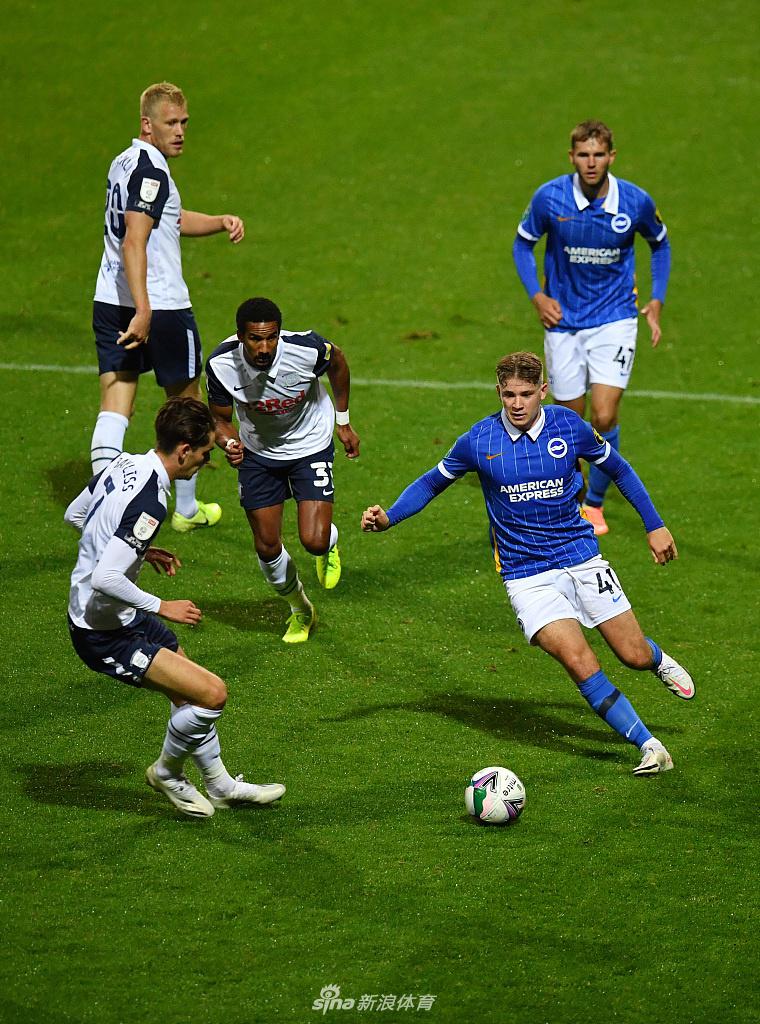 布莱顿全队在更衣室内欢庆晋级，笑容洋溢在每个人脸上，记录下这场团队胜利的喜悦