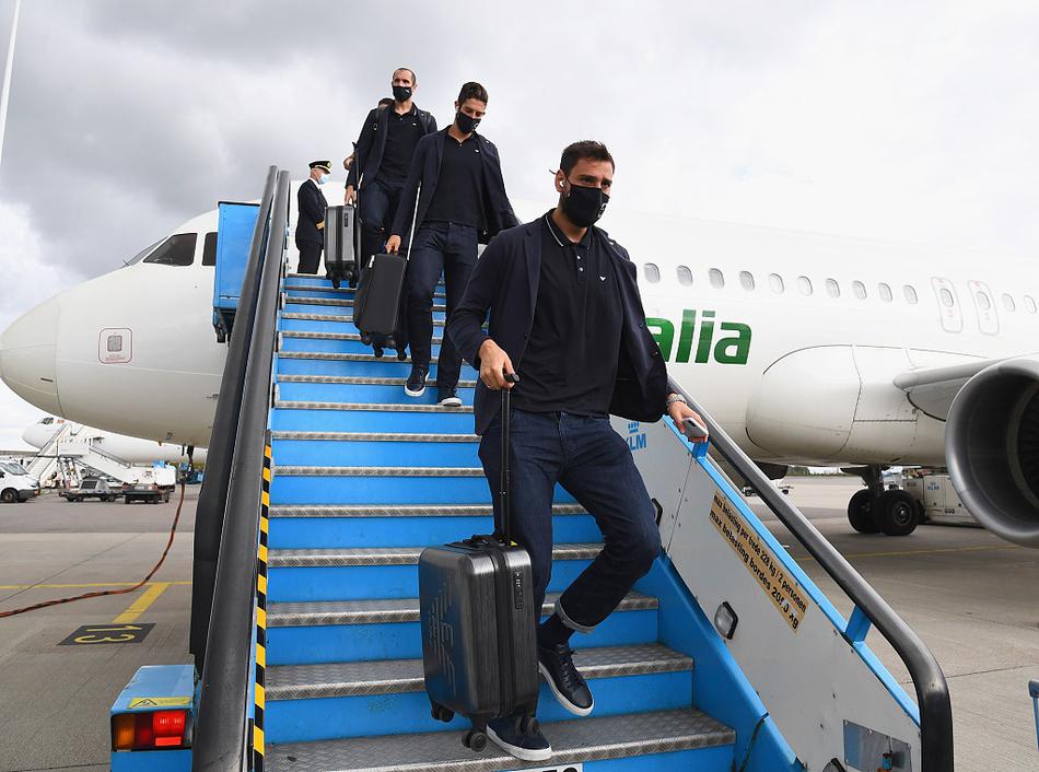 训练场上，维拉蒂正进行抢圈游戏，他轻盈地挑球过人，身旁的若日尼奥和巴雷拉忍不住鼓掌叫好，轻松的氛围感染着在场每个人。