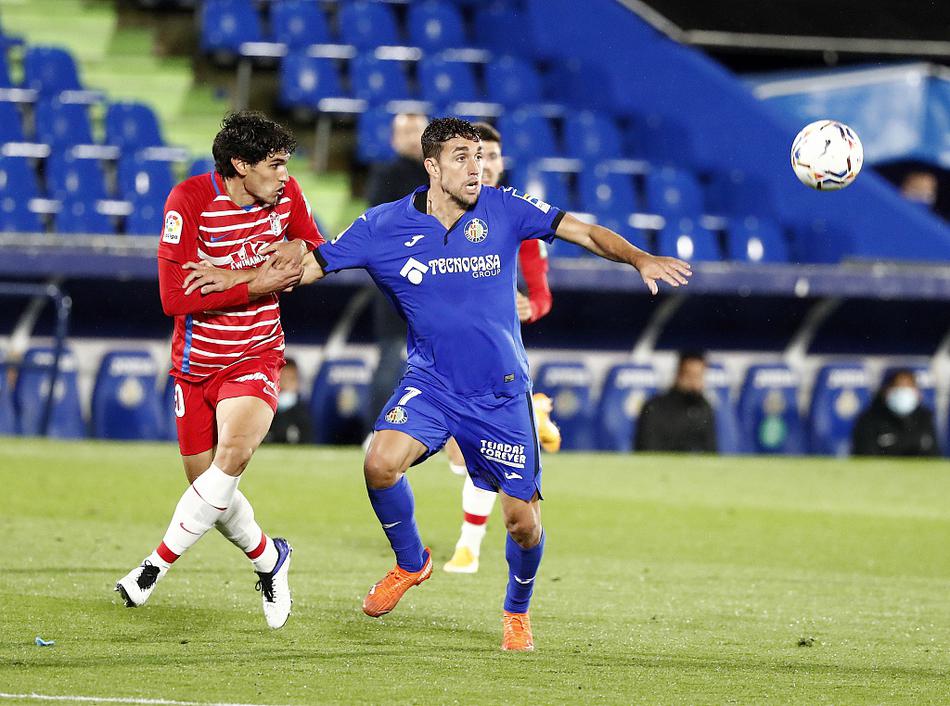 进球功臣蒙特罗主罚点球瞬间，他目光坚定，助跑后起脚劲射，皮球如出膛炮弹般直窜网窝，身后是赫塔菲门将索里亚奋力扑救却无可奈何的身影。