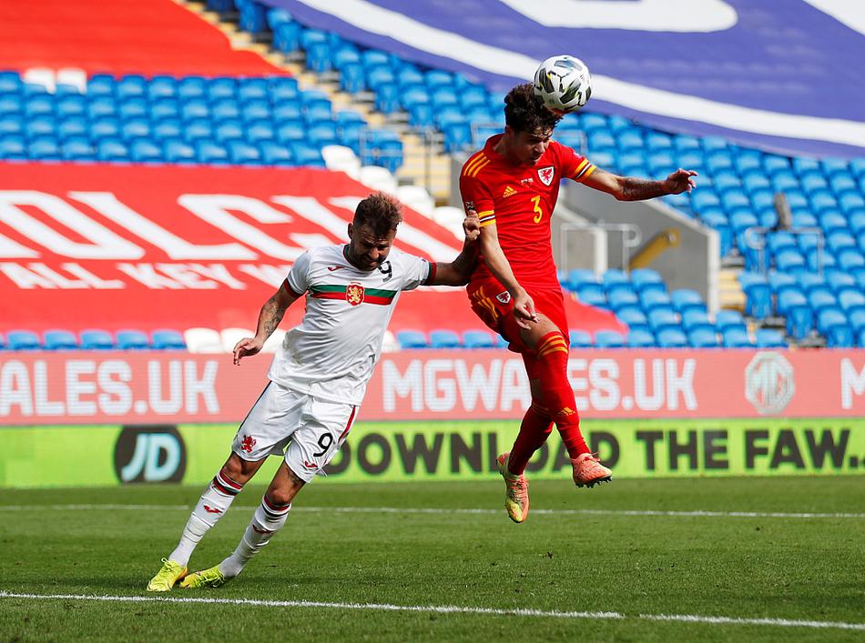 在空旷的卡迪夫城体育场背景下，威尔士队长加雷斯·贝尔目光如炬，他抬起手臂指向远方，仿佛在为队友指引胜利的方向，领袖气质尽显无疑。